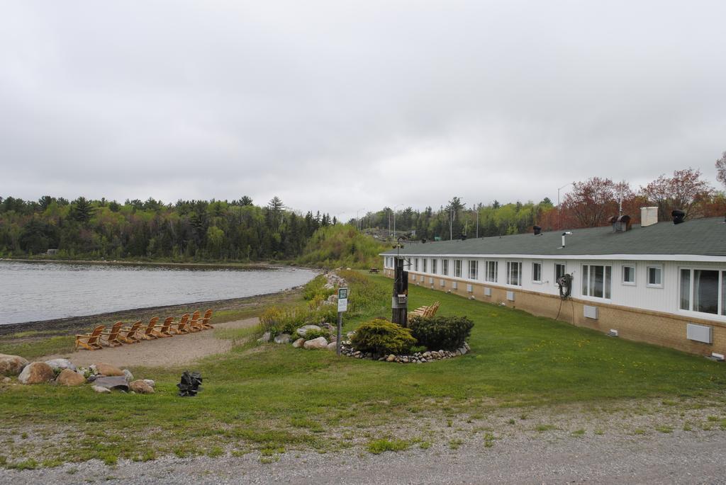 Carolyn Beach Inn Thessalon Exterior photo